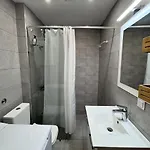 στην κοντά στην θάλασσα Peraía