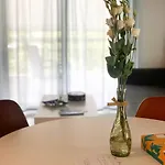 στην κοντά στην θάλασσα *
